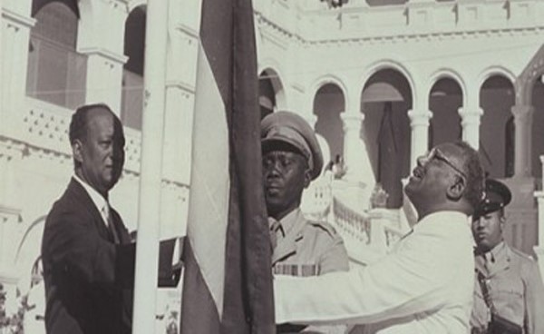وفاة صاحب أشهر صورة وثقت لحظة إعلان استقلال السودان