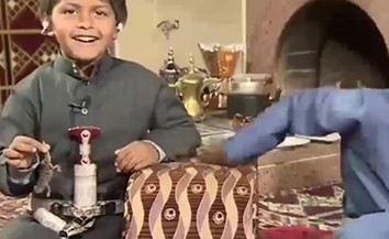 شاهد طفلان يفاجئان مذيعة العربية بإهدائها ضب وعنزة على الهواء