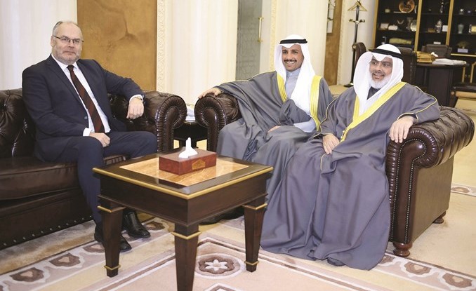 الرئيس الغانم مع مدقق عام استونيا ستيفن باري ورئيس ديوان المحاسبة بالإنابة عادل الصرعاوي﻿