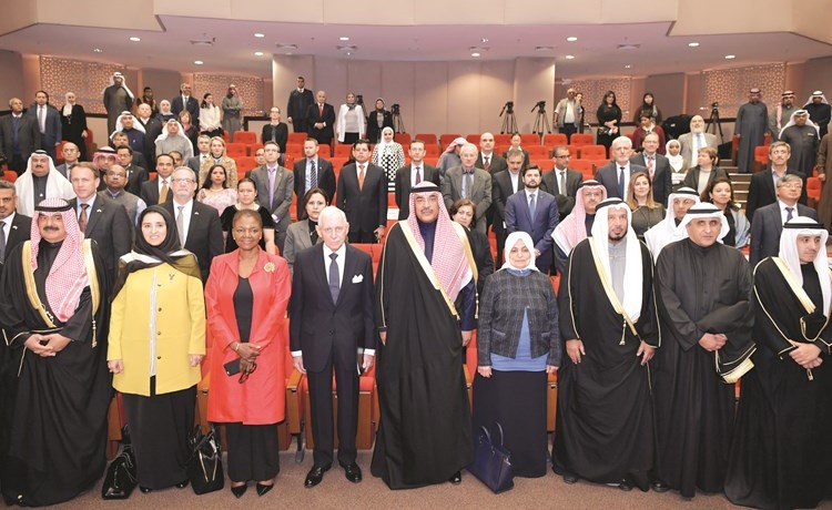 الشيخ صباح الخالد وهند الصبيح ووليام لاسي سوينج ود.عبدالله المعتوق والشيخة عايدة سالم العلي وخالد الجارالله في مقدمة الحضور	(قاسم باشا)﻿