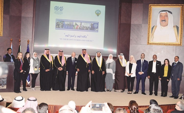 الشيخ صباح الخالد ومدير عام المنظمة الدولية للهجرة وليام لاسي سوينج ود. عبدالله المعتوق وخالد الجارالله والسفير ضاري العجران وإيمان عريقات مع اعضاء المنظمة في الكويت﻿