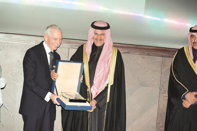 مدير عام المنظمة الدولية للهجرة وليام لاسي سوينج مكرما السفير ضاري العجران﻿