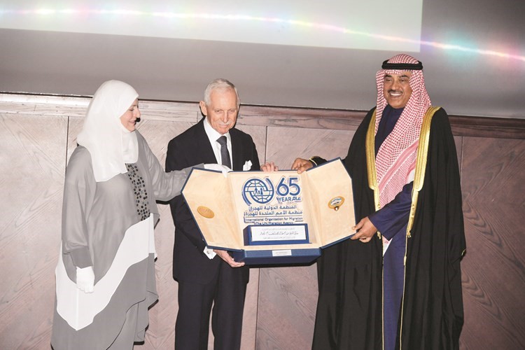 درع تكريمية للشيخ صباح الخالد ﻿