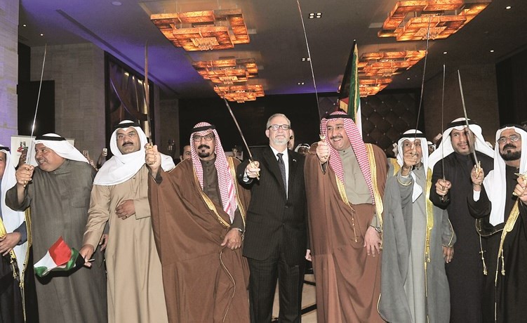 سفير الولايات المتحدة لورانس سيلفرمان يشارك الشيخ فيصل الحمود أداء العرضة﻿