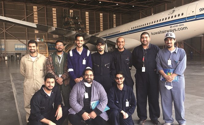 الطلاب المتدربون لدى الخطوط الجوية الكويتية﻿