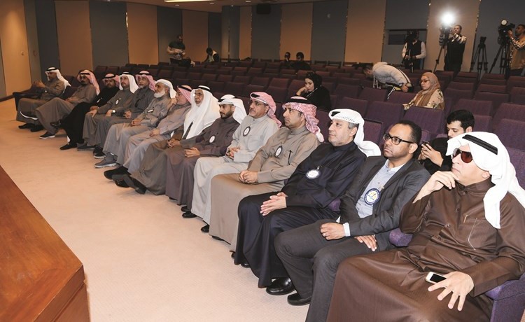 د.عودة الرويعي ود.خليل عبدالله ود.أنور الشريعان ود.حسن السند ود.عبدالله سهر وعدد من المشاركين في المهرجان الخطابي ﻿