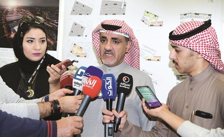 د. خليل عبدالله متحدثا إلى الصحافيين	 (محمد هاشم)﻿