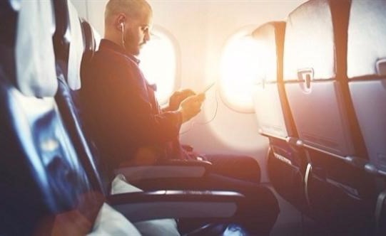 السجن 5 أيام لصيني استمع للموسيقى أثناء إقلاع الطائرة