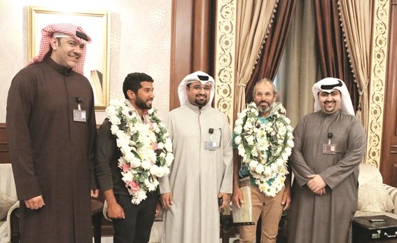  مسؤولو زين في استقبال أبطال الرحلة ﻿