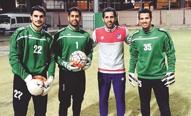 سمير دشتي مع حراس التضامن صالح مهدي وحمد بدير ووليد الرشيدي ﻿