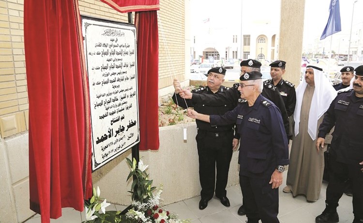 الفريق سليمان الفهد واللواء ابراهيم الطراح واللواء زهير النصر الله خلال ازاحة الستار عن لوحة مخفر جابر الأحمد﻿