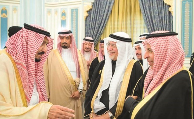 خادم الحرمين الشريفين الملك سلمان بن عبدالعزيز خلال حديثه إلى السفير د.عبدالعزيز الفايز﻿
