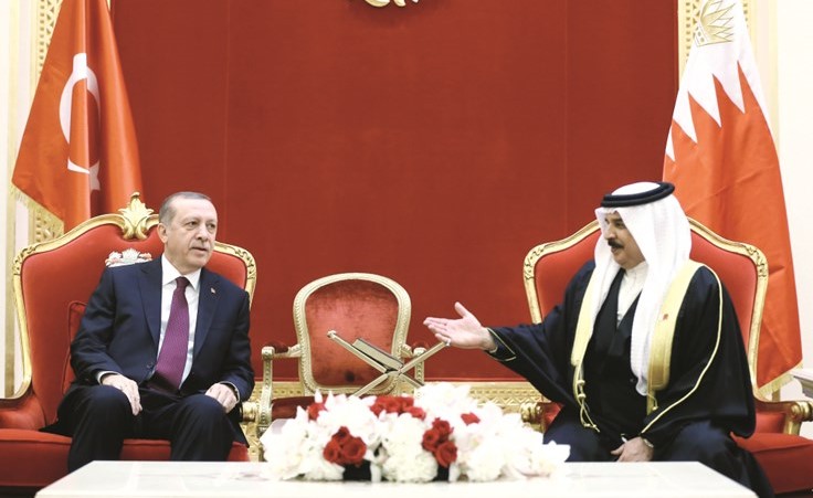 ملك البحرين والرئيس التركي خلال مباحثاتهما في المنامة مساء امس الاول	 ( ا.ف.ب) ﻿