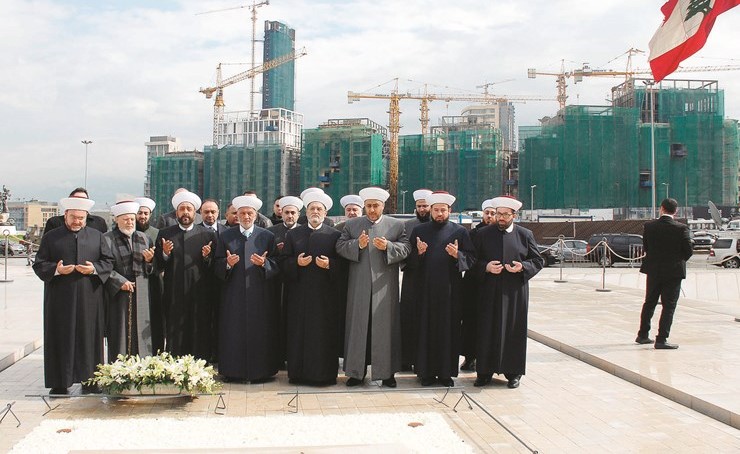 مفتي لبنان الشيخ عبد اللطيف دريان ووفد من رجال الدين يزورون ضريح الرئيس الشهيد رفيق الحريريفي الذكرى 12 لاستشهاده	(محمود الطويل) ﻿