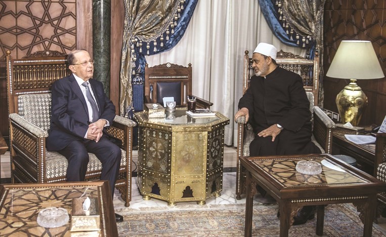 الامام الاكبر احمد الطيب مستقبلا عون في مشيخة الأزهر الشريف	(أ.ف.پ)﻿