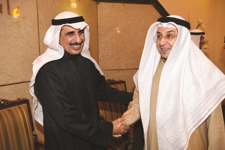 المستشار محمد بن ناجي ووكيل ديوان الخدمة المدنية محمد الرومي خلال الحفل ﻿