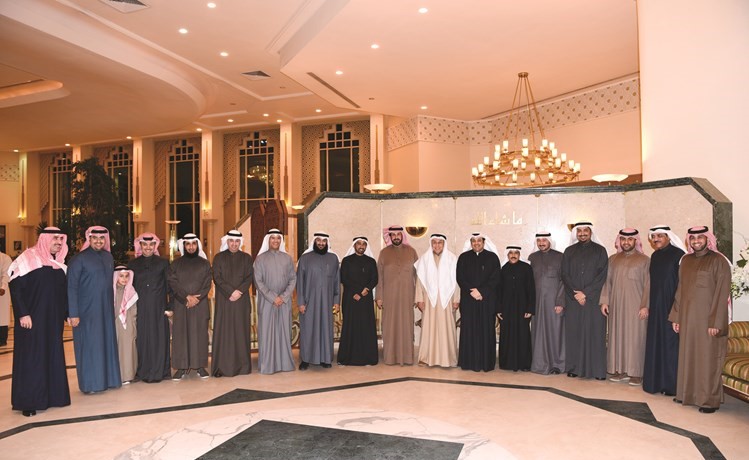 الوزير السابق يعقوب الصانع والمستشار محمد بن ناجي والوكيل المساعد محمد راشد الحماد في لقطة تذكارية مع الخبراء ﻿