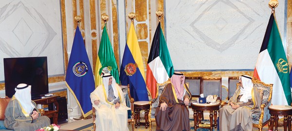 صاحب السمو الأمير الشيخ صباح الأحمد مستقبلا وزير الدولة للإسكان ياسر أبل ومدير «السكنية» م.بدر الوقيان ومدير بنك الائتمان صلاح المضف     (التفاصيل ص٢)