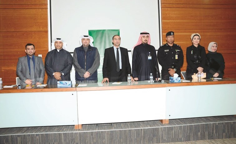 د.هاني زكريا يتوسط ممثلي الجهات الراعية والمشاركة بالمؤتمر﻿