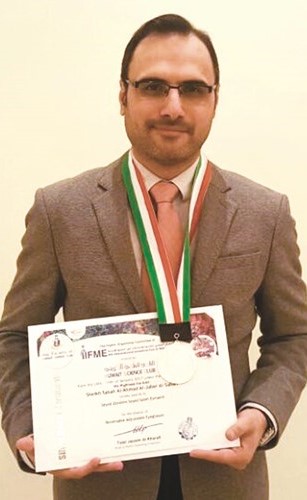 د.سيد اسماعيلي بعد حصوله على الميدالية الفضية﻿