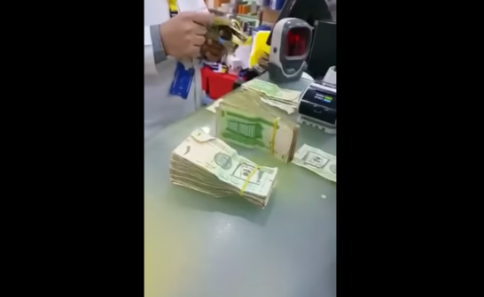 بالفيديو.. سعودي يوثق خداع المتسولين للناس.. ويكشف عن حصيلة يوم واحد  لأحدهم