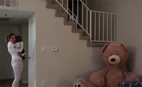 فيديو مضحك .. زوج يخيف زوجته باختبائه داخل دمية دب عملاق ..شاهدوا رد فعلها