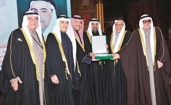 الشيخ علي الجراح والشيخ د.أحمد ناصر المحمد والشيخ صباح ناصر المحمد والشيخ خالد البدر وعبدالفتاح معرفي وعبدالإله معرفي