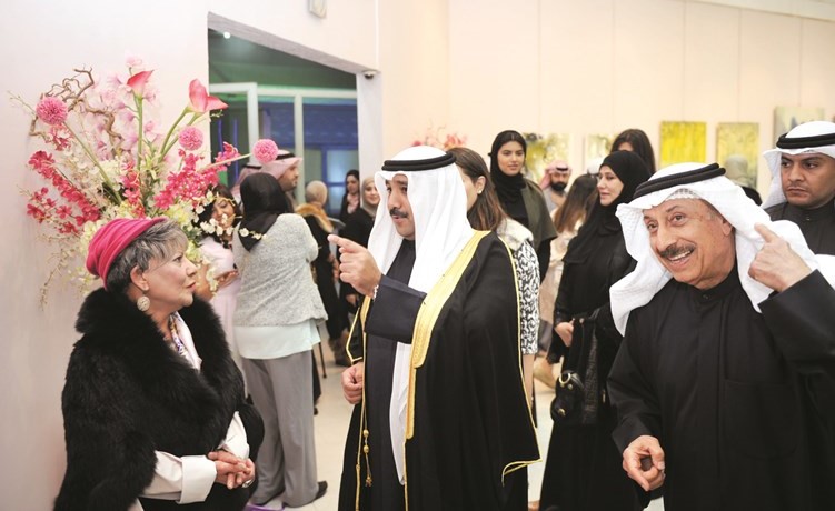 الشيخ صباح ناصر صباح الأحمد متحدثا مع إحدى المشاركات في المهرجان﻿