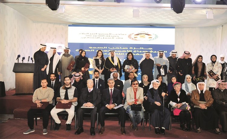 الشيخ صباح ناصر صباح الأحمد وعبد الرسول سلمان مع الفائزين والفائزات	 (عادل سلامة)﻿