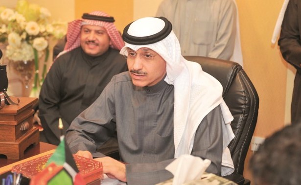 وكيل وزارة الاعلام طارق المزرم ويبدو مدير البرامج الثقافية يوسف السريع﻿