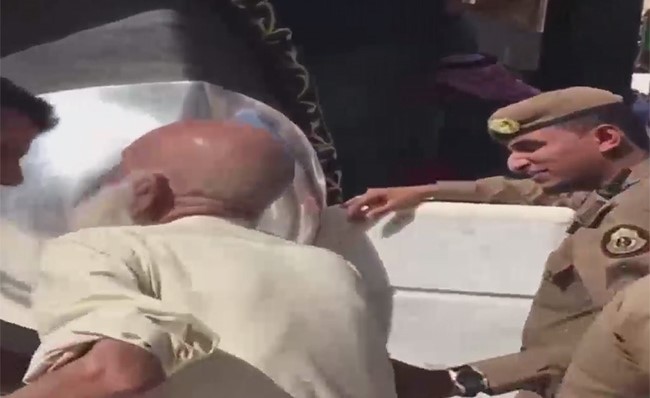 بالفيديو.. رجل أمن يساعد مسناً كفيفاً على تقبيل الحجر الأسود