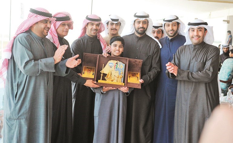 نائب رئيس اللجنة المؤقتة لنادي الصيد محمد القطامي يسلم المكرمة لمسؤولي اسطبل الاصايل ﻿