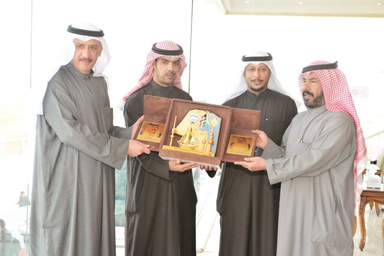 رئيس الهيئة العليا لسباقات الخيل صالح الحميضي يسلم المكرمة للفائزين بها ﻿