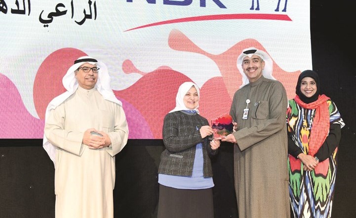 الوزيرة هند الصبيح تكرم عماد العبلاني على رعاية البنك الذهبية للمؤتمر﻿