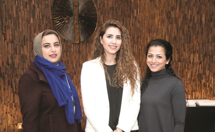 أعضاء من فريق البنك خلال التدريب ﻿