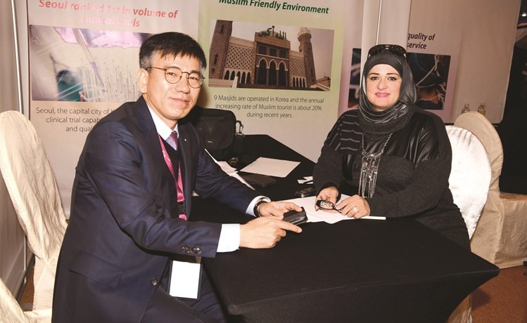 الملحق التجاري لكوريا الجنوبية هيونجيو هوان متحدثا الى الزميلة حنان عبد المعبود	(احمد علي)﻿