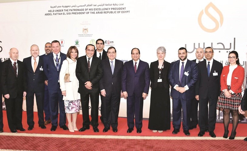 الرئيس عبد الفتاح السيسي في لقطة جماعية مع مجموعة من المشاركين بمعرض ومؤتمر (إيجيبس 2017)﻿