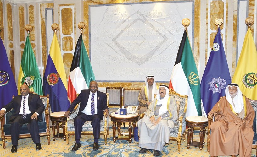 صاحب السمو الأمير مستقبلا المستشار يوسف المطاوعة ورئيس مجلس القضاء السوداني المستشار حيدر احمد دفع الله ﻿