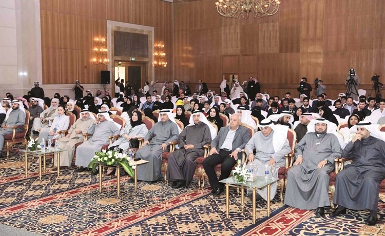 الوزير د.محمد الفارس ود.هيثم الاثري وفاطمة الكندري والشيخة الزين الصباح ود.بدرالعيسى وقيادات التربية في مقدمة الحضور ﻿