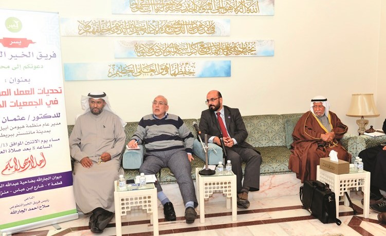 صلاح الجارالله ود.عثمان مقبل ود.هاني البنا خلال الندوة ويبدو والد صلاح الجارالله	(شانافاس قاسم)﻿