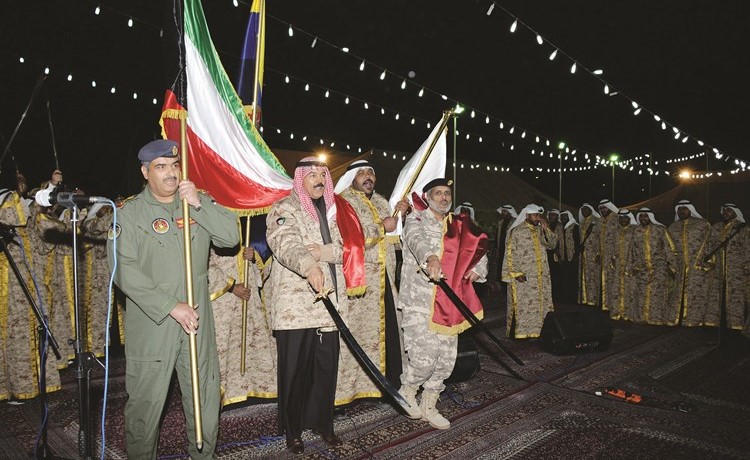الشيخ محمد الخالد يؤدي العرضة بمشاركة آمر القوة القطرية المشاركة في تمرين فهود الصحراء﻿
