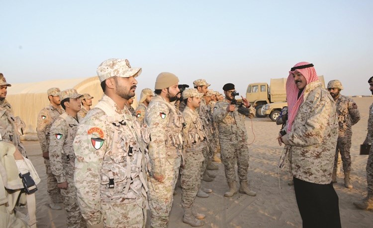 الشيخ محمد الخالد مخاطبا المشاركين في قوة الواجب صباح خلال الزيارة﻿