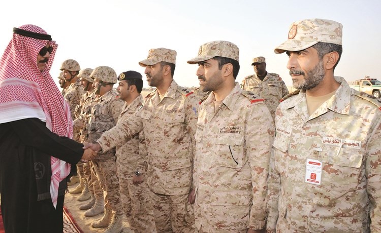  ومصافحا المشاركين في تمرين دسمان2 ﻿
