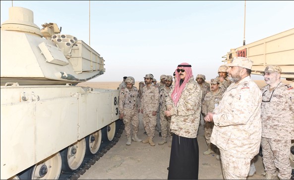 الشيخ محمد الخالد متفقدا الآليات العسكرية خلال جولته على بعض مواقع الجيش في المنطقة الشمالية