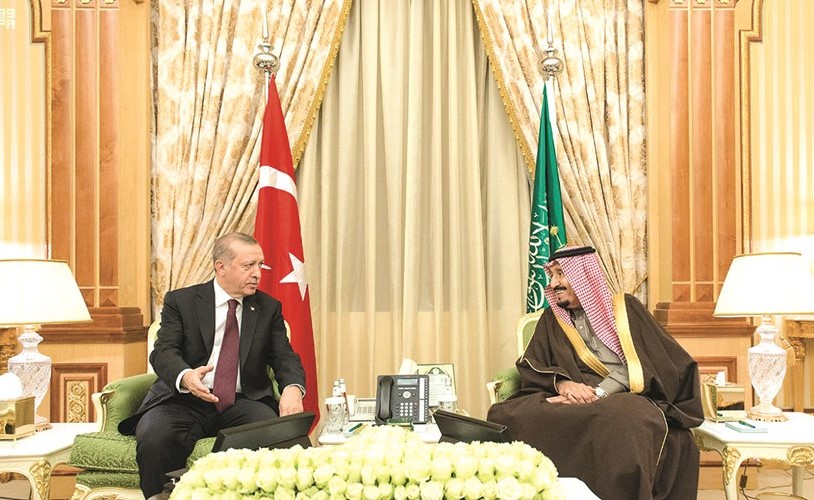 خادم الحرمين الشريفين الملك سلمان بن عبدالعزيز خلال جلسة المحادثات مع الرئيس التركي رجب طيب أردوغان في قصر اليمامة بالرياض امس (واس)﻿