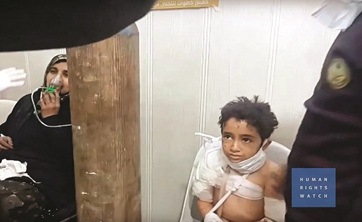 صورة وزعتها رويترز نقلا عن هيومان رايتس ووتش لمصابين يتلقون العلاج بعد قصف النظامبالاسلحة الكيماوية لحلب 	﻿