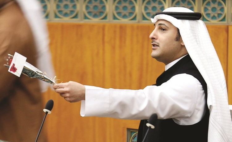 أحمد الفضل بعد توزيعه الورود في قاعة عبدالله السالم أمس 		(هاني الشمري)﻿