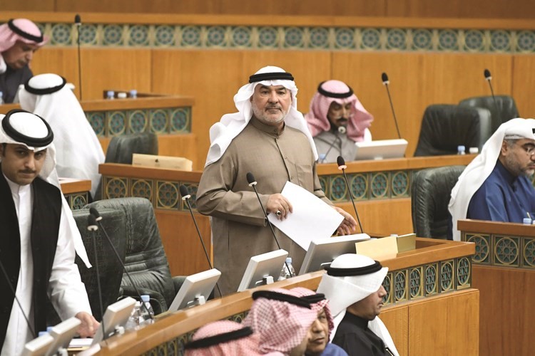 صالح عاشور خلال الجلسة ﻿