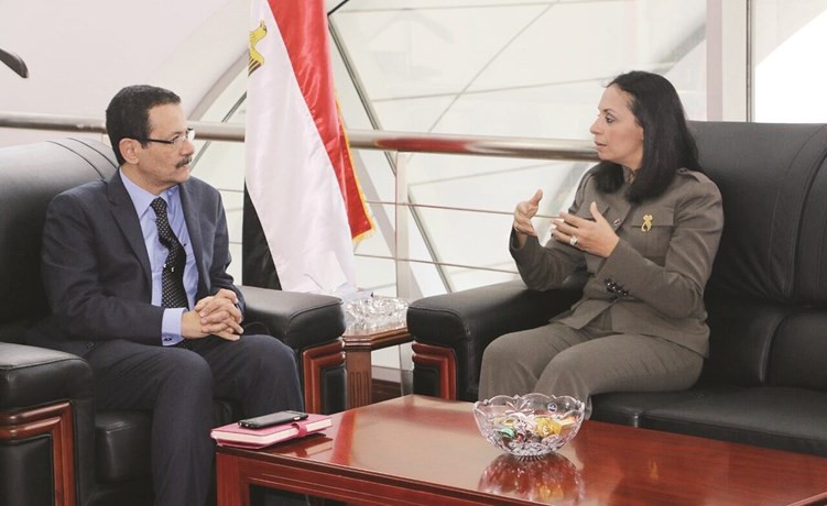  د.أحمد درويش خلال لقائه د.مايا مرسي﻿