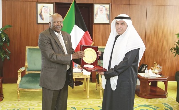  البروفيسور دفع الله يهدي درعا تذكارية للوزير العزب﻿